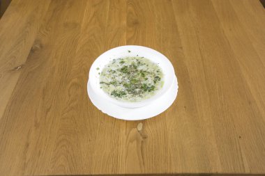 Yeni hazırlanmış yemek / yemek bir restoranda servis edilecek.