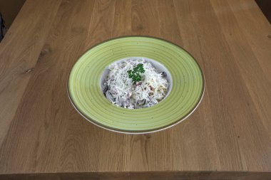 Yeni hazırlanmış yemek / yemek bir restoranda servis edilecek.