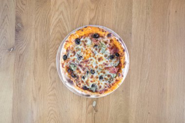 Yeni hazırlanmış yemek / yemek bir restoranda servis edilecek.