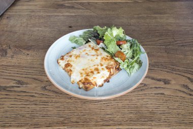 Yeni hazırlanmış yemek / yemek bir restoranda servis edilecek.