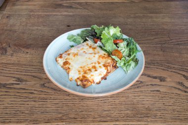 Yeni hazırlanmış yemek / yemek bir restoranda servis edilecek.