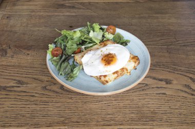 Yeni hazırlanmış yemek / yemek bir restoranda servis edilecek.