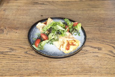 Yeni hazırlanmış yemek / yemek bir restoranda servis edilecek.