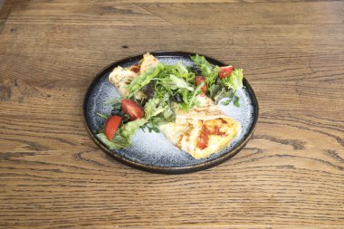 Yeni hazırlanmış yemek / yemek bir restoranda servis edilecek.