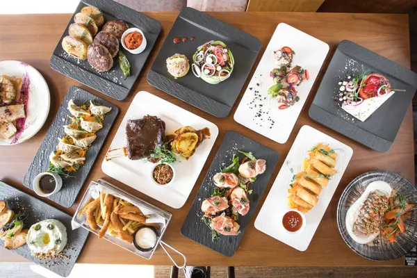 Yeni hazırlanmış yemek / yemek bir restoranda servis edilecek.