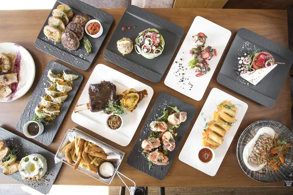 Yeni hazırlanmış yemek / yemek bir restoranda servis edilecek.