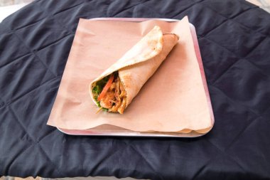 Yeni hazırlanmış yemek / yemek bir restoranda servis edilecek.