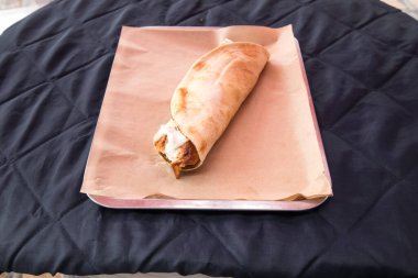 Yeni hazırlanmış yemek / yemek bir restoranda servis edilecek.