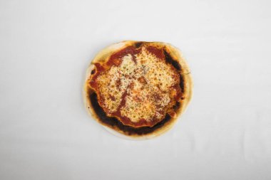 Yeni hazırlanmış yemek / yemek bir restoranda servis edilecek.