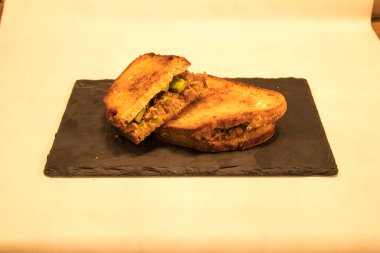 Yeni hazırlanmış yemek / yemek bir restoranda servis edilecek.