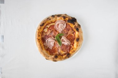 Yeni hazırlanmış yemek / yemek bir restoranda servis edilecek.