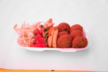 Yeni hazırlanmış yemek / yemek bir restoranda servis edilecek.