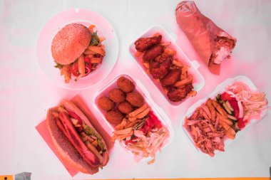 Yeni hazırlanmış yemek / yemek bir restoranda servis edilecek.