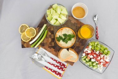 Yeni hazırlanmış yemek / yemek bir restoranda servis edilecek.