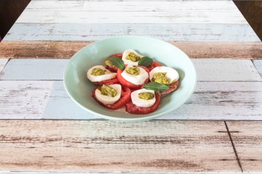 Yeni hazırlanmış yemek / yemek bir restoranda servis edilecek.