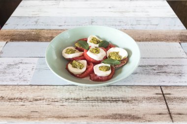 Yeni hazırlanmış yemek / yemek bir restoranda servis edilecek.