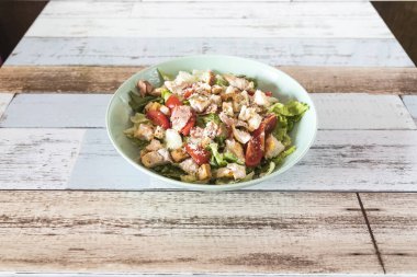 Yeni hazırlanmış yemek / yemek bir restoranda servis edilecek.