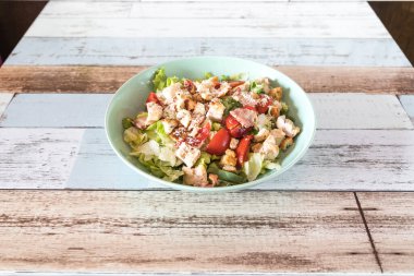 Yeni hazırlanmış yemek / yemek bir restoranda servis edilecek.