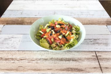 Yeni hazırlanmış yemek / yemek bir restoranda servis edilecek.