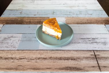 Yeni hazırlanmış yemek / yemek bir restoranda servis edilecek.