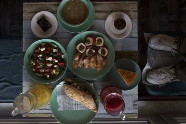 Yeni hazırlanmış yemek / yemek bir restoranda servis edilecek.