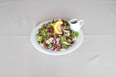 Yeni hazırlanmış yemek / yemek bir restoranda servis edilecek.