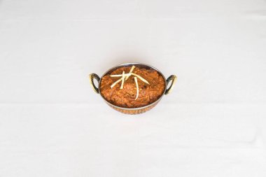 Yeni hazırlanmış yemek / yemek bir restoranda servis edilecek.