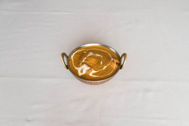 Yeni hazırlanmış yemek / yemek bir restoranda servis edilecek.