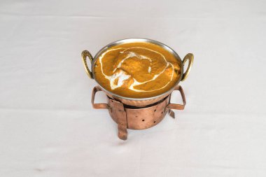 Yeni hazırlanmış yemek / yemek bir restoranda servis edilecek.