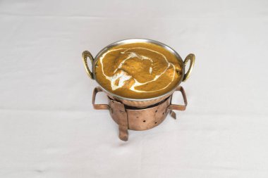 Yeni hazırlanmış yemek / yemek bir restoranda servis edilecek.