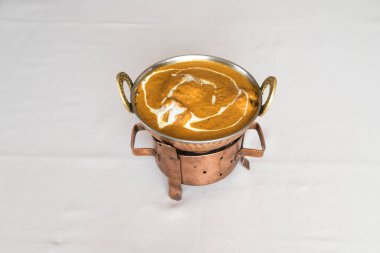 Yeni hazırlanmış yemek / yemek bir restoranda servis edilecek.