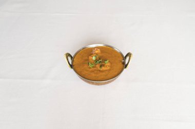 Yeni hazırlanmış yemek / yemek bir restoranda servis edilecek.