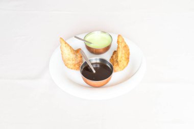 Yeni hazırlanmış yemek / yemek bir restoranda servis edilecek.