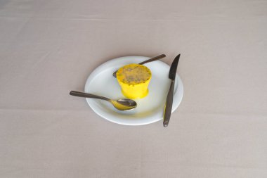 Yeni hazırlanmış yemek / yemek bir restoranda servis edilecek.