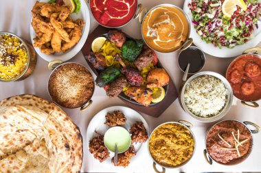 Yeni hazırlanmış yemek / yemek bir restoranda servis edilecek.