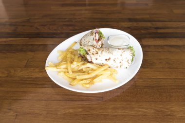 Yeni hazırlanmış yemek / yemek bir restoranda servis edilecek.