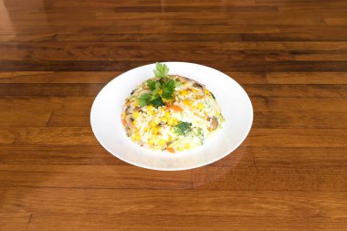 Yeni hazırlanmış yemek / yemek bir restoranda servis edilecek.