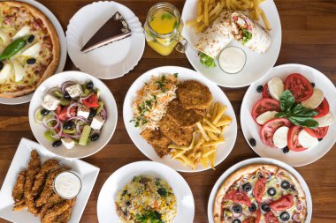 Yeni hazırlanmış yemek / yemek bir restoranda servis edilecek.