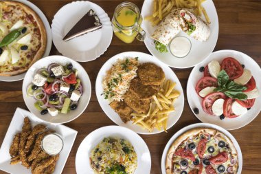 Yeni hazırlanmış yemek / yemek bir restoranda servis edilecek.