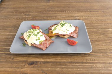 Yeni hazırlanmış yemek / yemek bir restoranda servis edilecek.