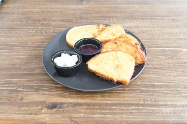 Yeni hazırlanmış yemek / yemek bir restoranda servis edilecek.