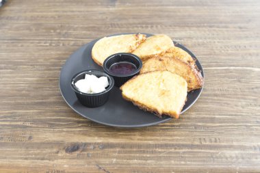 Yeni hazırlanmış yemek / yemek bir restoranda servis edilecek.