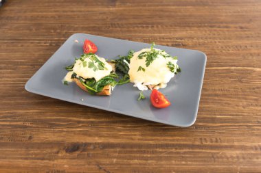 Yeni hazırlanmış yemek / yemek bir restoranda servis edilecek.