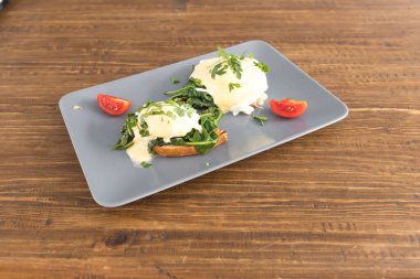 Yeni hazırlanmış yemek / yemek bir restoranda servis edilecek.