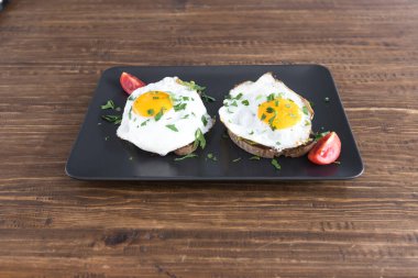 Yeni hazırlanmış yemek / yemek bir restoranda servis edilecek.