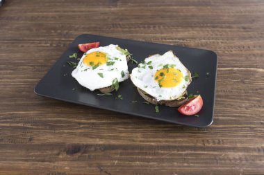 Yeni hazırlanmış yemek / yemek bir restoranda servis edilecek.