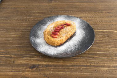 Yeni hazırlanmış yemek / yemek bir restoranda servis edilecek.