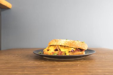 Yeni hazırlanmış yemek / yemek bir restoranda servis edilecek.