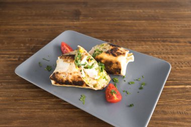 Yeni hazırlanmış yemek / yemek bir restoranda servis edilecek.