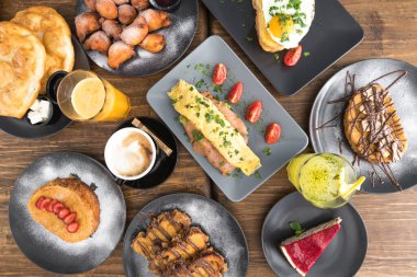 Yeni hazırlanmış yemek / yemek bir restoranda servis edilecek.